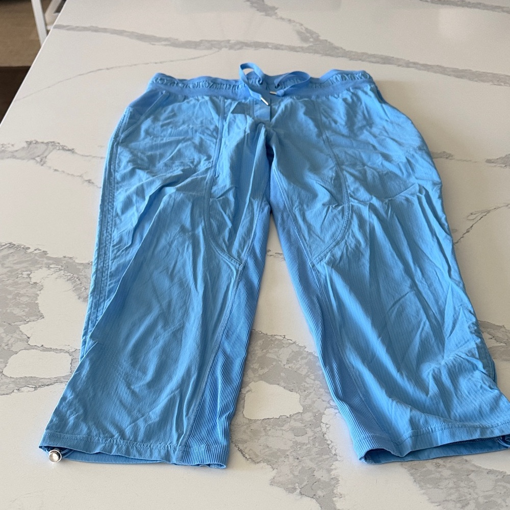 Lululemon cropped studio dance pants mid rise. Size 8